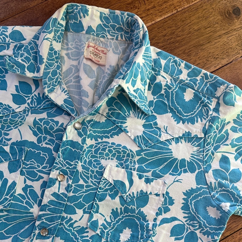 Vintage women’s pearl snap short sleeve shirt.